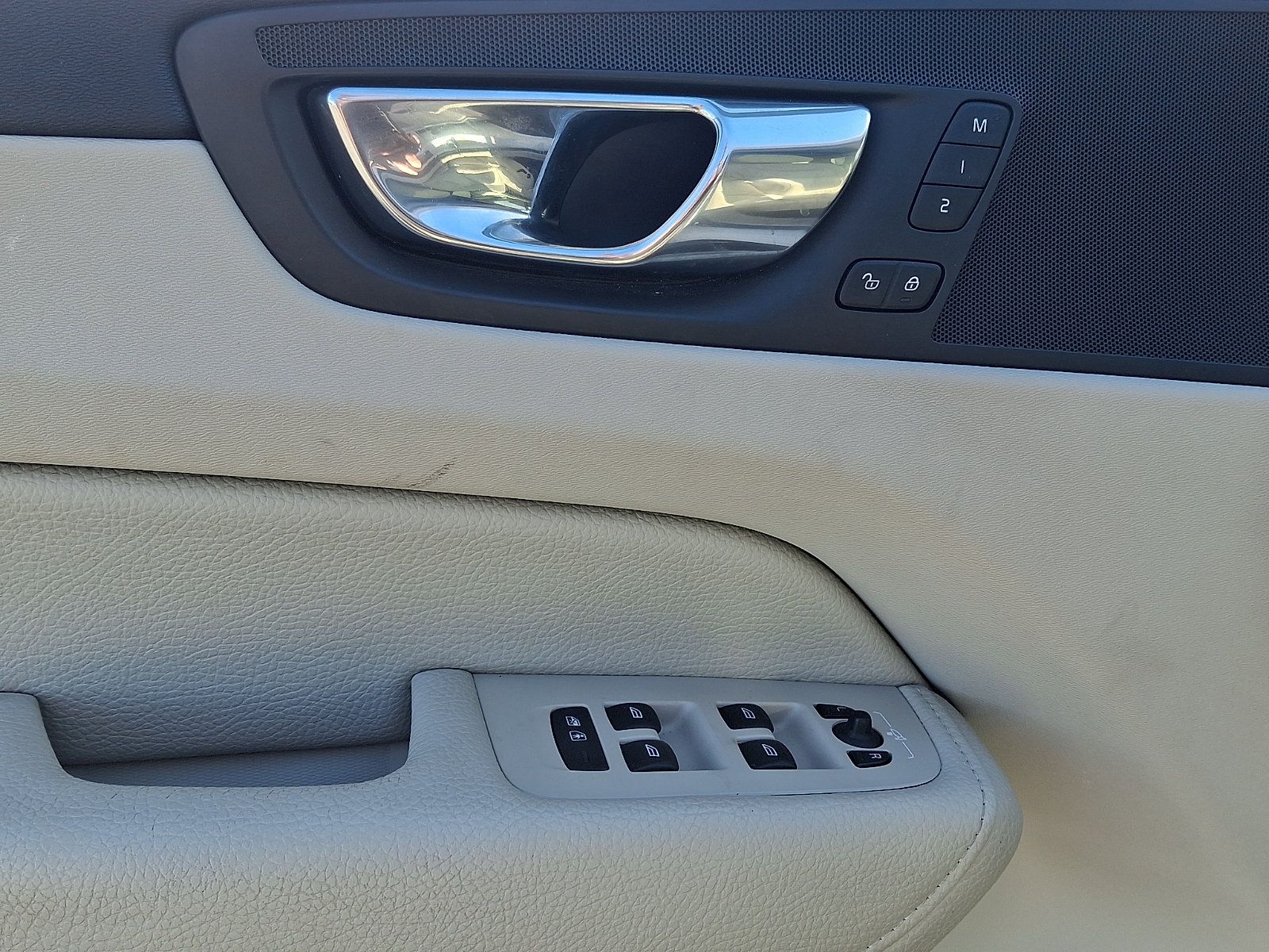 Used 2019 Volvo XC60 T5 Momentum w/ Premium Package AWD/4WD image 12