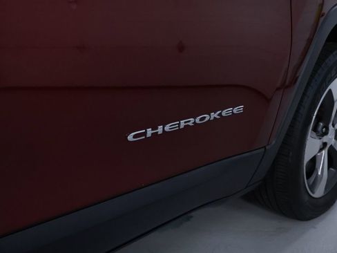 Used 2019 Jeep Cherokee Limited w/ Luxury Group image 10