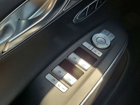 Used 2022 Genesis GV70 2.5T w/ Advanced Package image 33