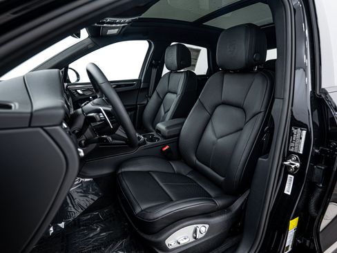 New 2025 Porsche Macan image 5