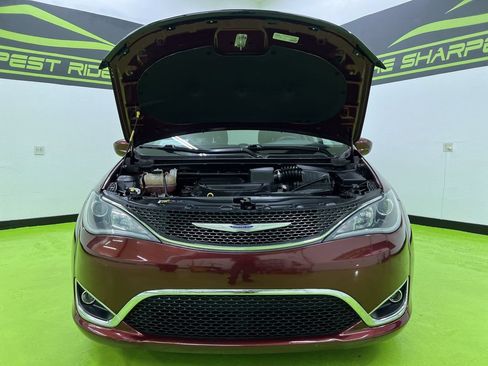 Used 2019 Chrysler Pacifica Touring-L FWD image 4
