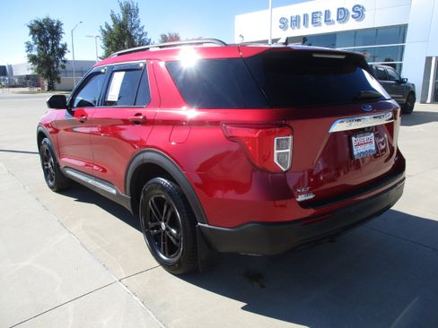 Used 2023 Ford Explorer XLT image 4