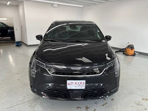 New 2027 Chrysler Pacifica Limited AWD/4WD image 2