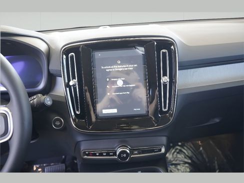 New 2025 Volvo XC40 B5 Core w/ Protection Package Premier image 15