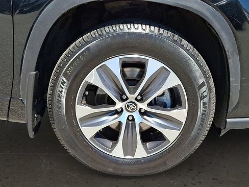 Used 2024 Toyota Highlander XLE AWD/4WD image 9