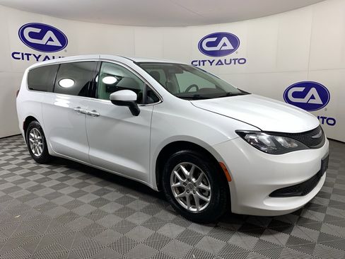 Used 2022 Chrysler Voyager LX image 1