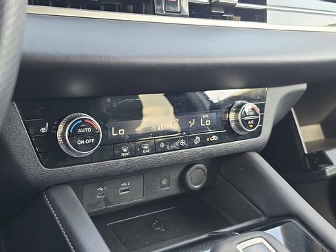 Used 2024 Mitsubishi Outlander SE Black Edition FWD image 27