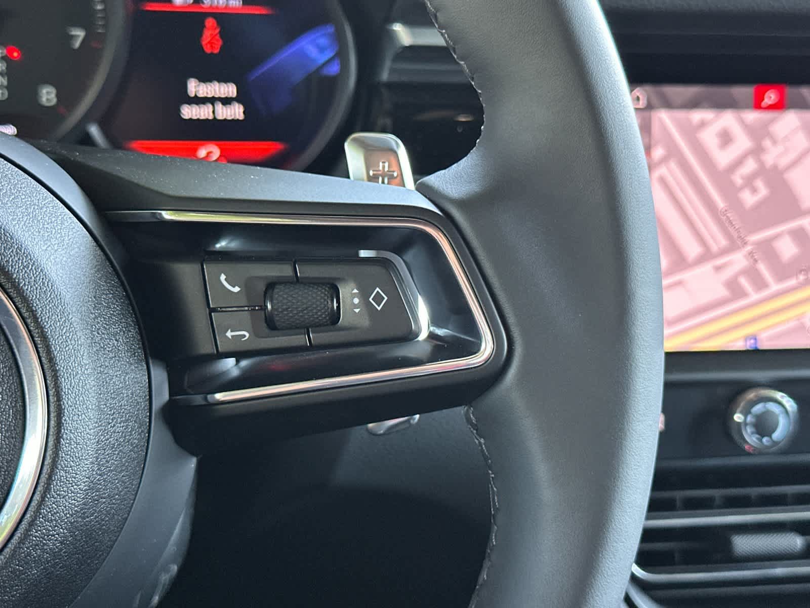 Certified 2025 Porsche Macan AWD/4WD image 27