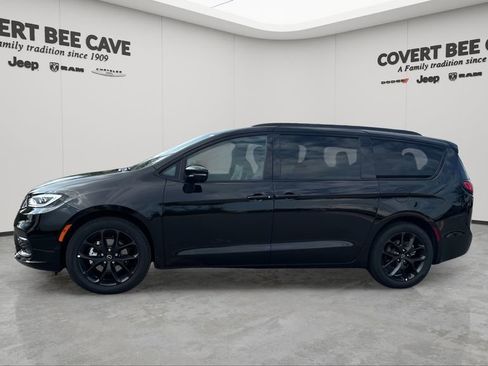 New 2026 Chrysler Pacifica Limited w/ S Appearance Package image 4