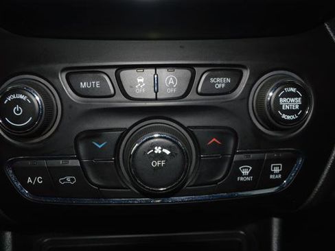 Used 2019 Jeep Cherokee Latitude w/ Popular Appearance Group image 18
