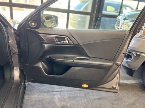 Used 2017 Honda Accord Touring image 23