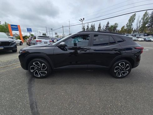 Used 2024 Chevrolet Trax RS w/ Sunroof Package FWD image 4