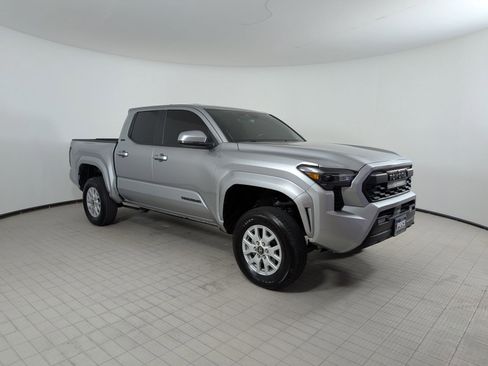 Used 2025 Toyota Tacoma SR5 AWD/4WD image 7