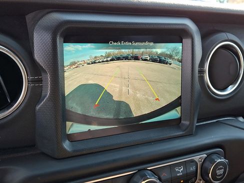 Certified 2022 Jeep Wrangler Unlimited Sahara w/ Cold Weather Group image 19