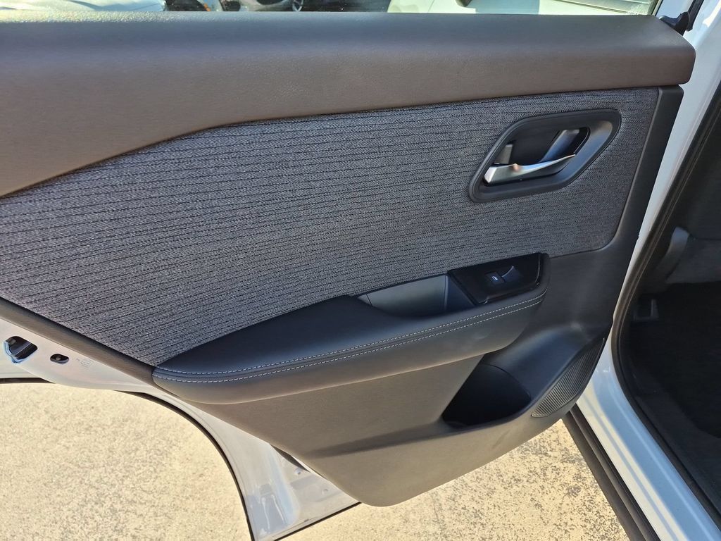 Used 2023 Nissan Rogue SV FWD image 25