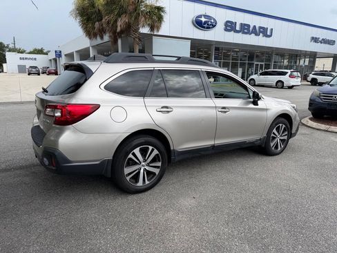 Used 2018 Subaru Outback 3.6R Limited AWD/4WD image 3