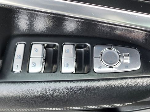 Used 2025 Genesis G70 2.5T image 17