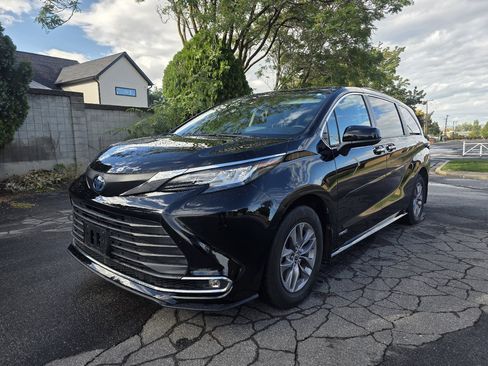 Used 2021 Toyota Sienna XLE image 1
