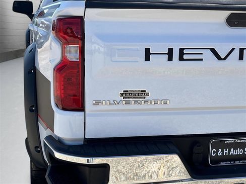 Used 2022 Chevrolet Silverado 1500 LT AWD/4WD image 9