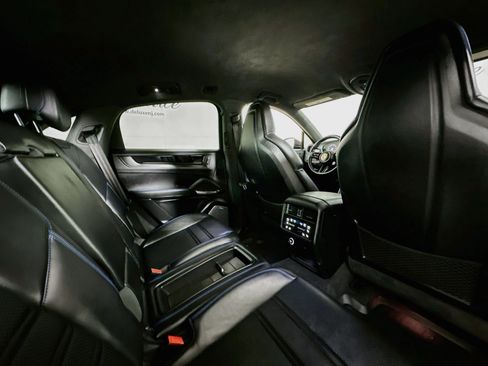 Used 2024 Porsche Cayenne Turbo GT AWD/4WD image 27
