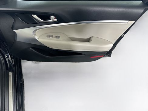Used 2025 Genesis G70 2.5T RWD image 30