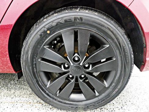 Used 2013 Kia Forte EX image 18