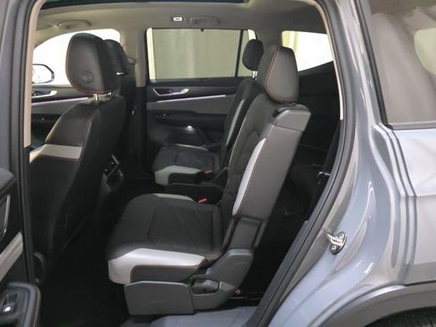 Used 2024 Volkswagen Atlas Peak Edition SE image 29