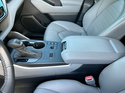 Certified 2023 Toyota Highlander XLE FWD image 28