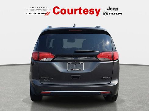 Used 2018 Chrysler Pacifica Limited w/ Advanced Safetytec Group FWD image 4