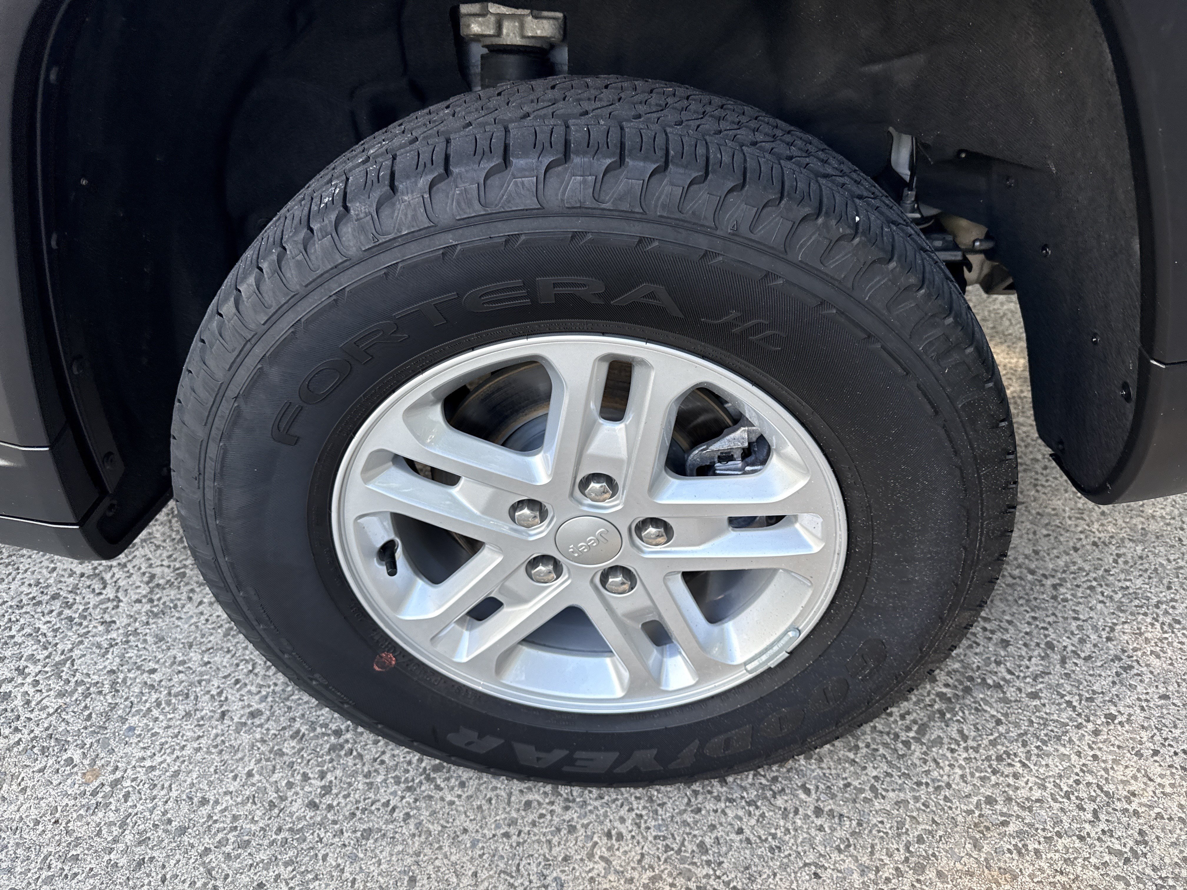 Used 2023 Jeep Grand Cherokee Laredo AWD/4WD image 19