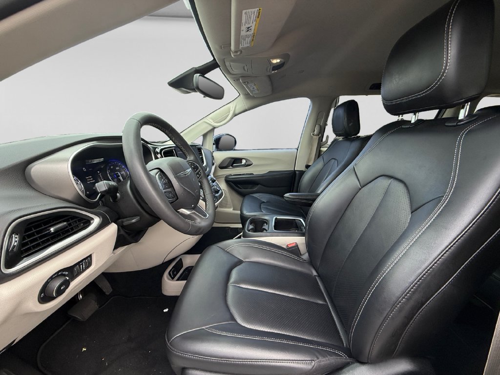 Used 2024 Chrysler Pacifica Touring-L FWD image 21