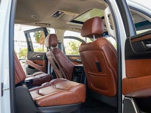 Used 2019 Cadillac Escalade ESV Premium Luxury RWD image 89