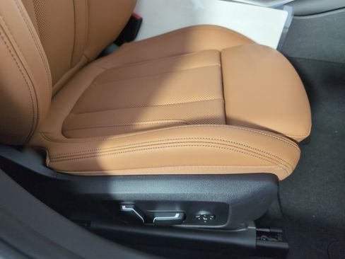 Used 2025 BMW 330i Sedan w/ Convenience Package image 31