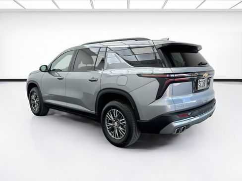 Used 2025 Chevrolet Traverse LT FWD image 6
