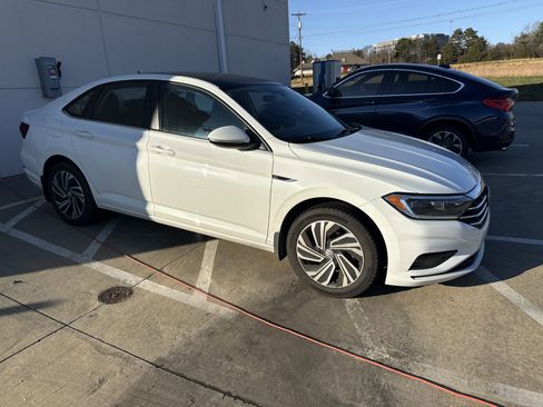 Used 2020 Volkswagen Jetta SEL Premium image 2