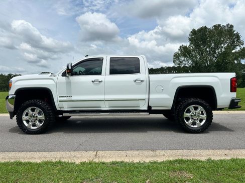 Used 2018 GMC Sierra 2500 SLT w/ Duramax Plus Package AWD/4WD image 8