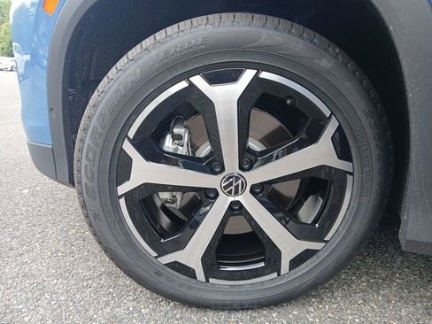 New 2025 Volkswagen Tiguan SE image 26