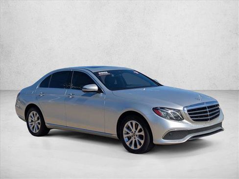 Used 2017 Mercedes-Benz E 300 4MATIC image 3