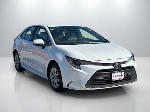 Used 2025 Toyota Corolla LE image 3