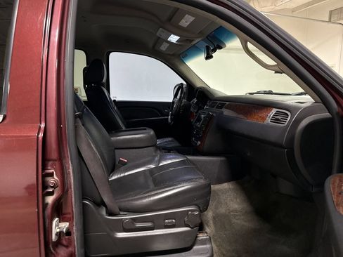 Used 2008 Chevrolet Suburban LT w/ LT Preferred Equipment Group AWD/4WD image 20