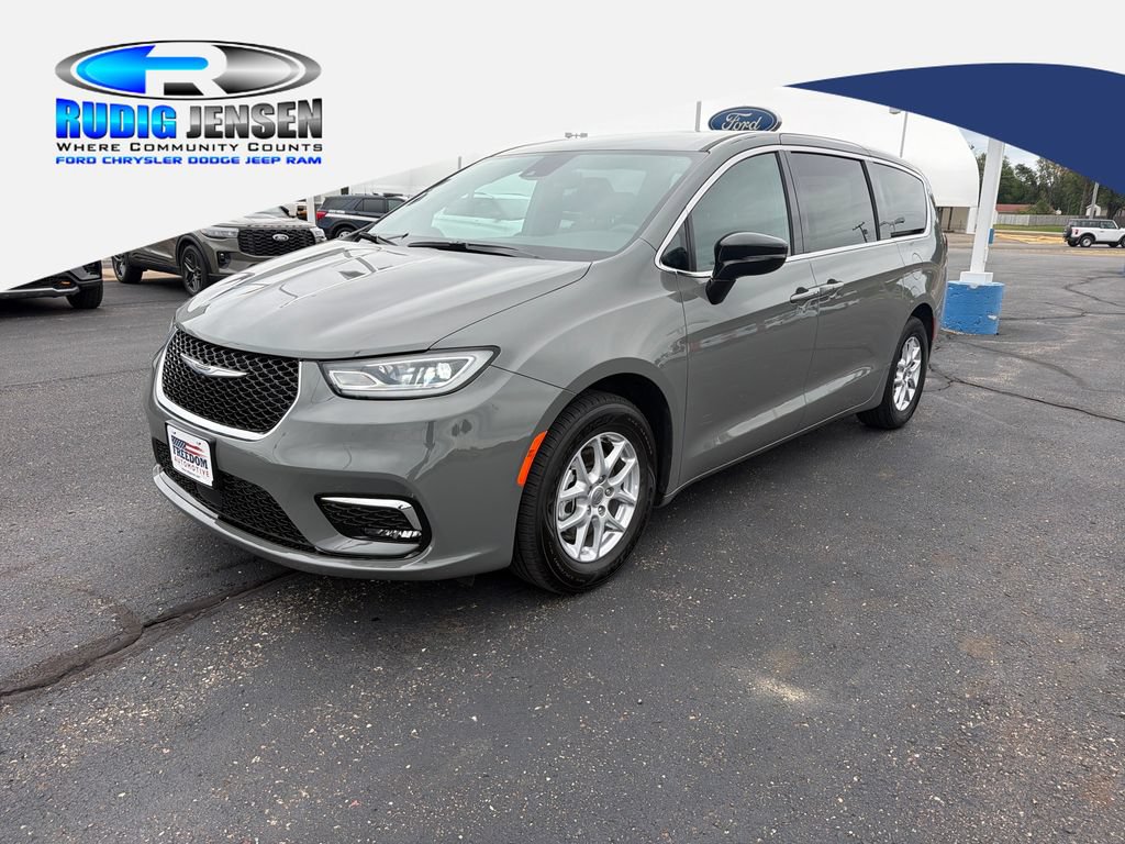 Used 2025 Chrysler Pacifica Select FWD 360° Tour