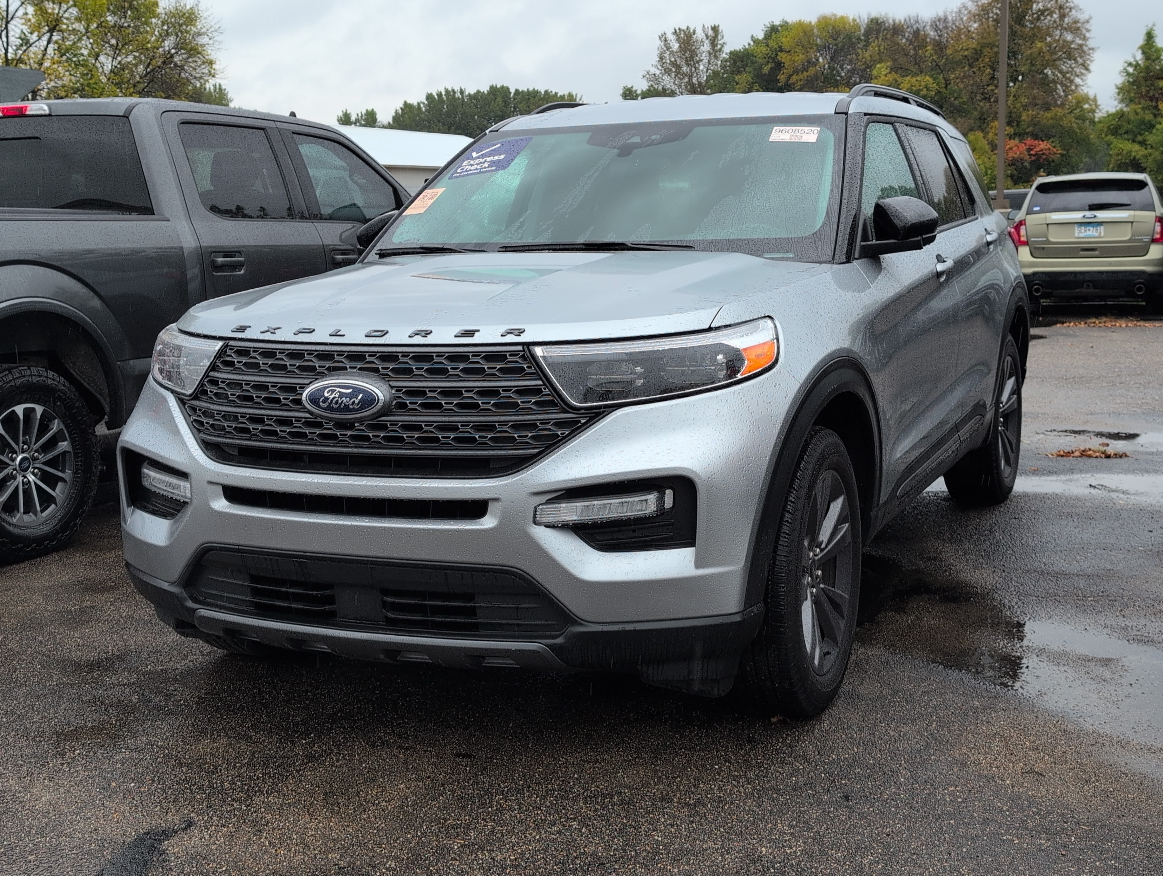 Used 2024 Ford Explorer XLT w/ Equipment Group 202A AWD/4WD image 2