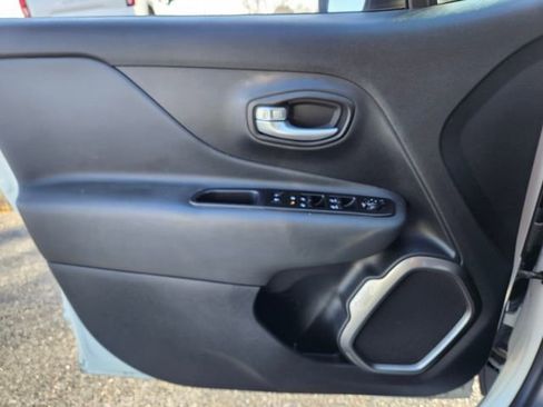 Used 2023 Jeep Renegade Latitude image 29