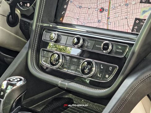 Used 2021 Bentley Bentayga AWD/4WD image 37