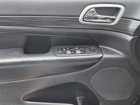 Used 2021 Jeep Grand Cherokee Laredo image 39