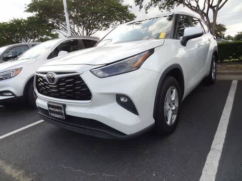 Used 2023 Toyota Highlander LE FWD image 1