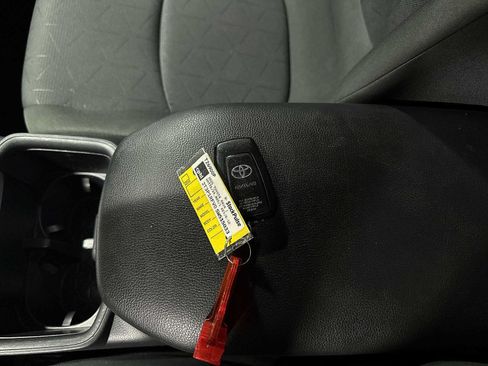 Used 2025 Toyota RAV4 XLE AWD/4WD image 31