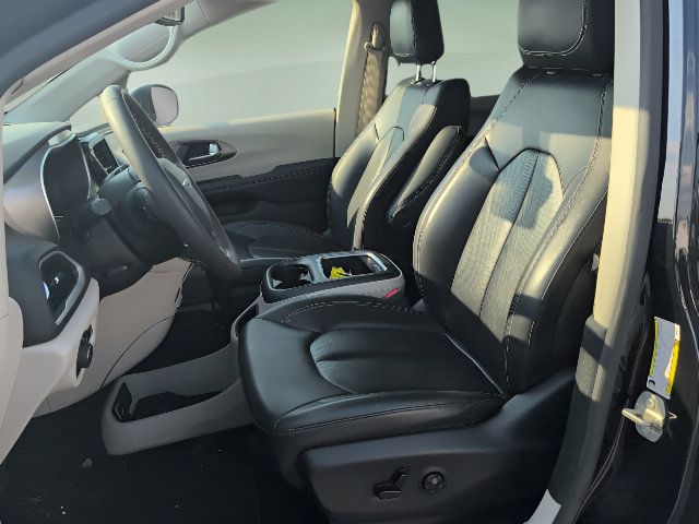 Used 2023 Chrysler Pacifica Touring-L FWD image 10