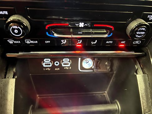 Used 2023 Jeep Grand Cherokee L Laredo image 40