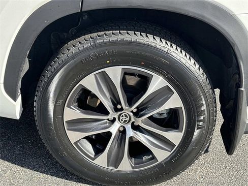 Used 2024 Toyota Highlander XLE image 10